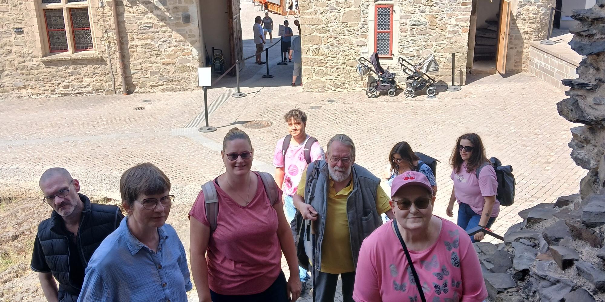 Ausflug ABW Schloss Burg Menschen stehen auf einer Steintreppe in Schloss Burg Solingen