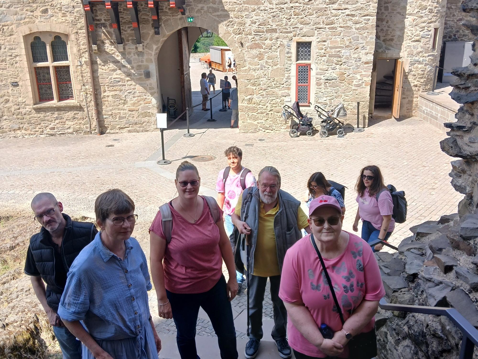 Menschen stehen auf einer Steintreppe in Schloss Burg Solingen