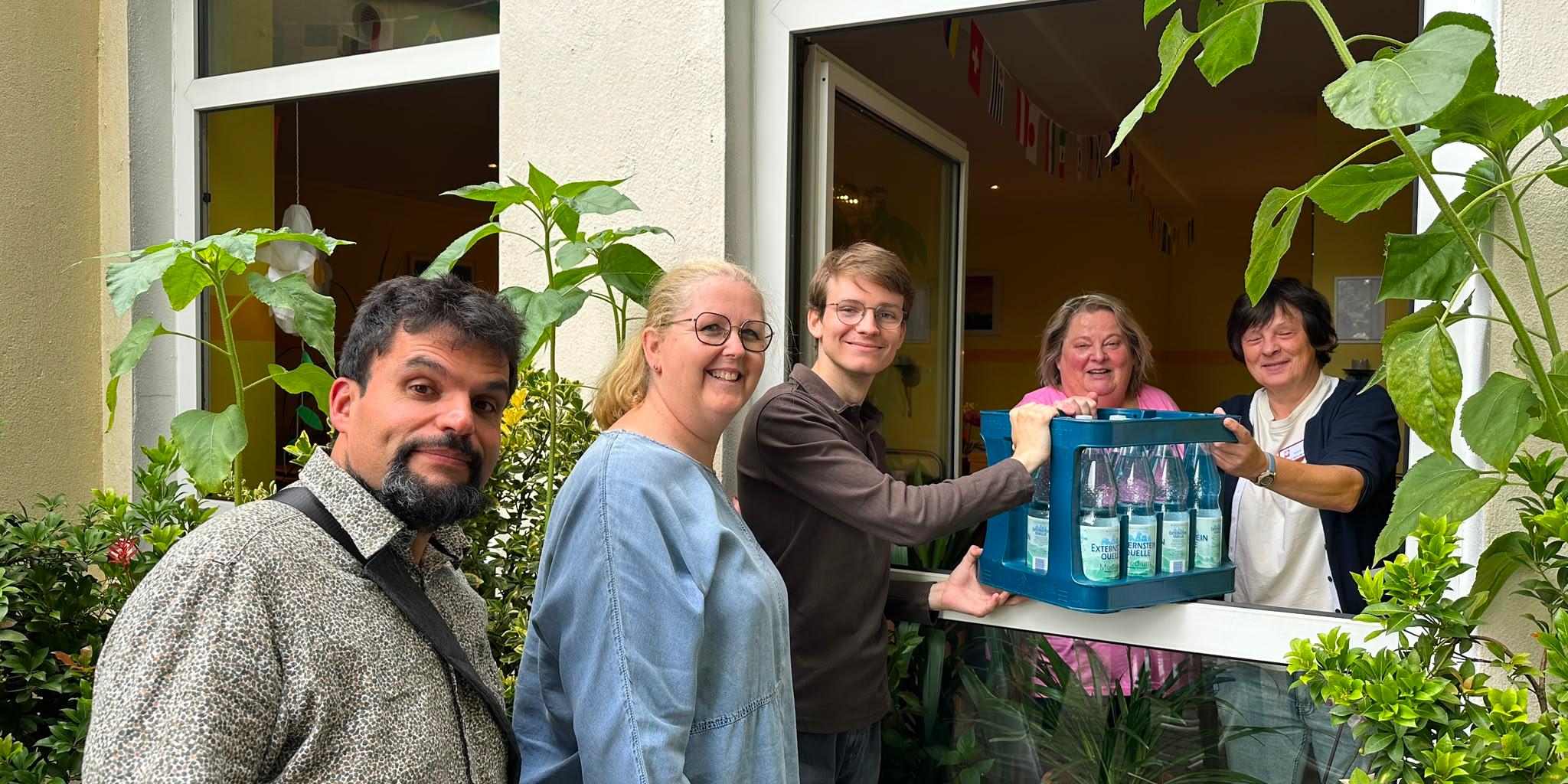 SPD Remscheid stiftet Wasserkästen für die jährliche Hitzehilfe der Wohnungsnotfallhilfen