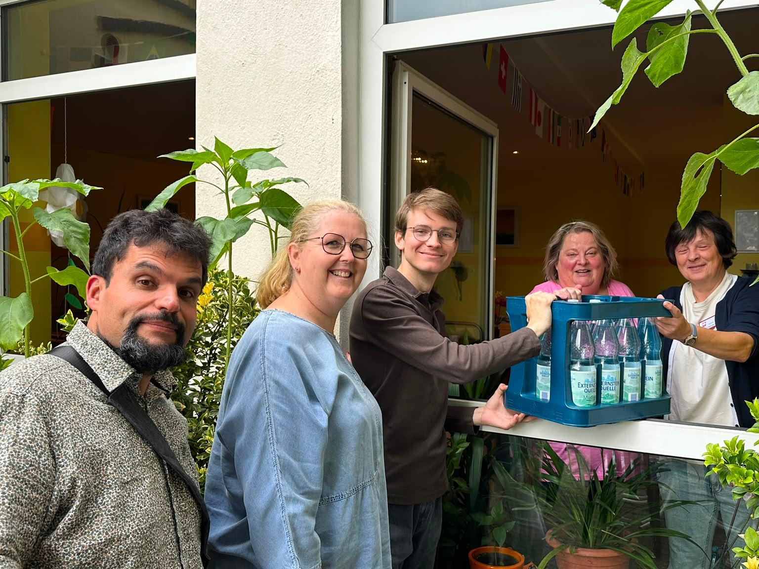 SPD Remscheid stiftet Wasserkästen für die jährliche Hitzehilfe der Wohnungsnotfallhilfen