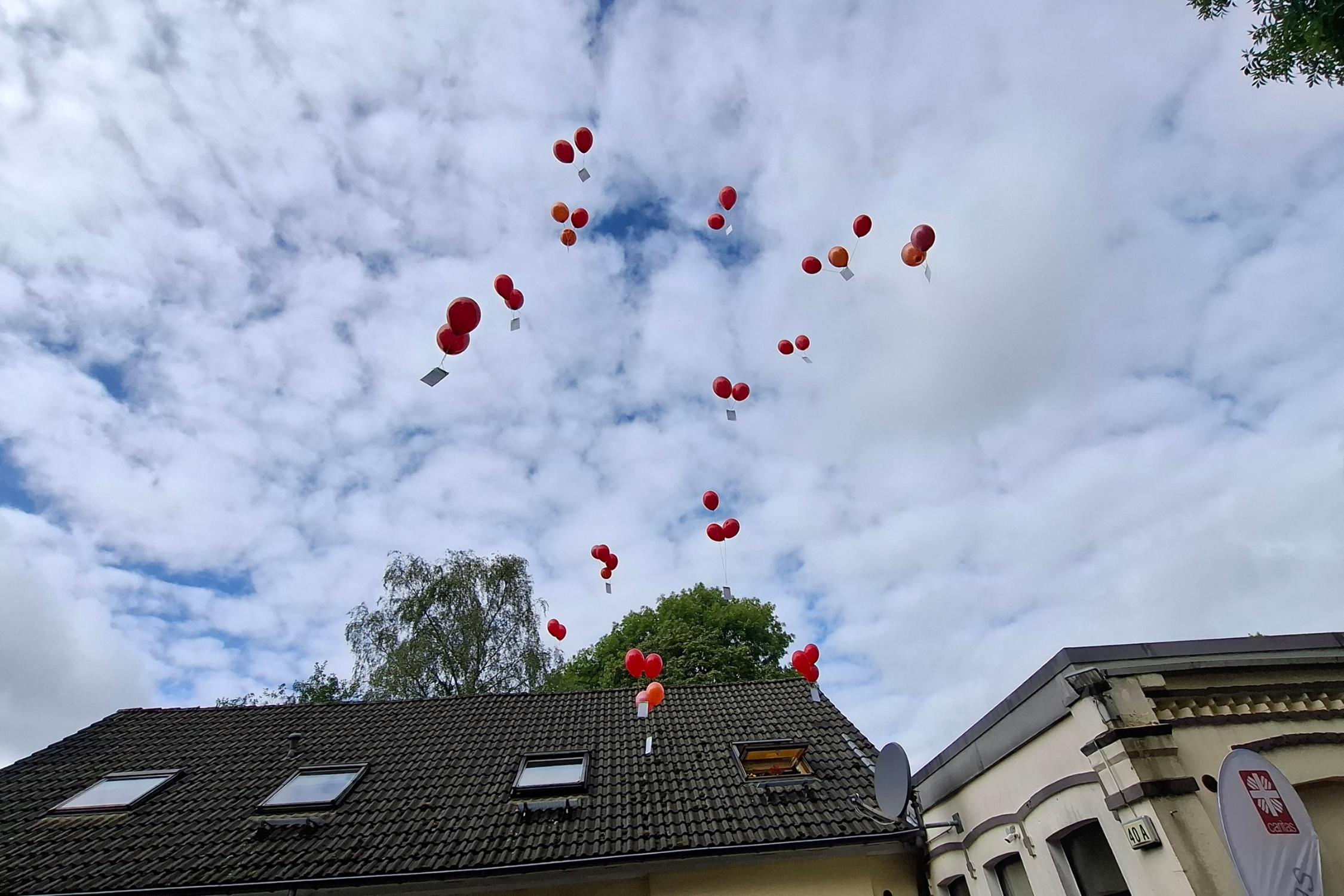 Luftballons steigen in den Himmel, Hoffest Remscheid WOhnungsnotfallhilfen