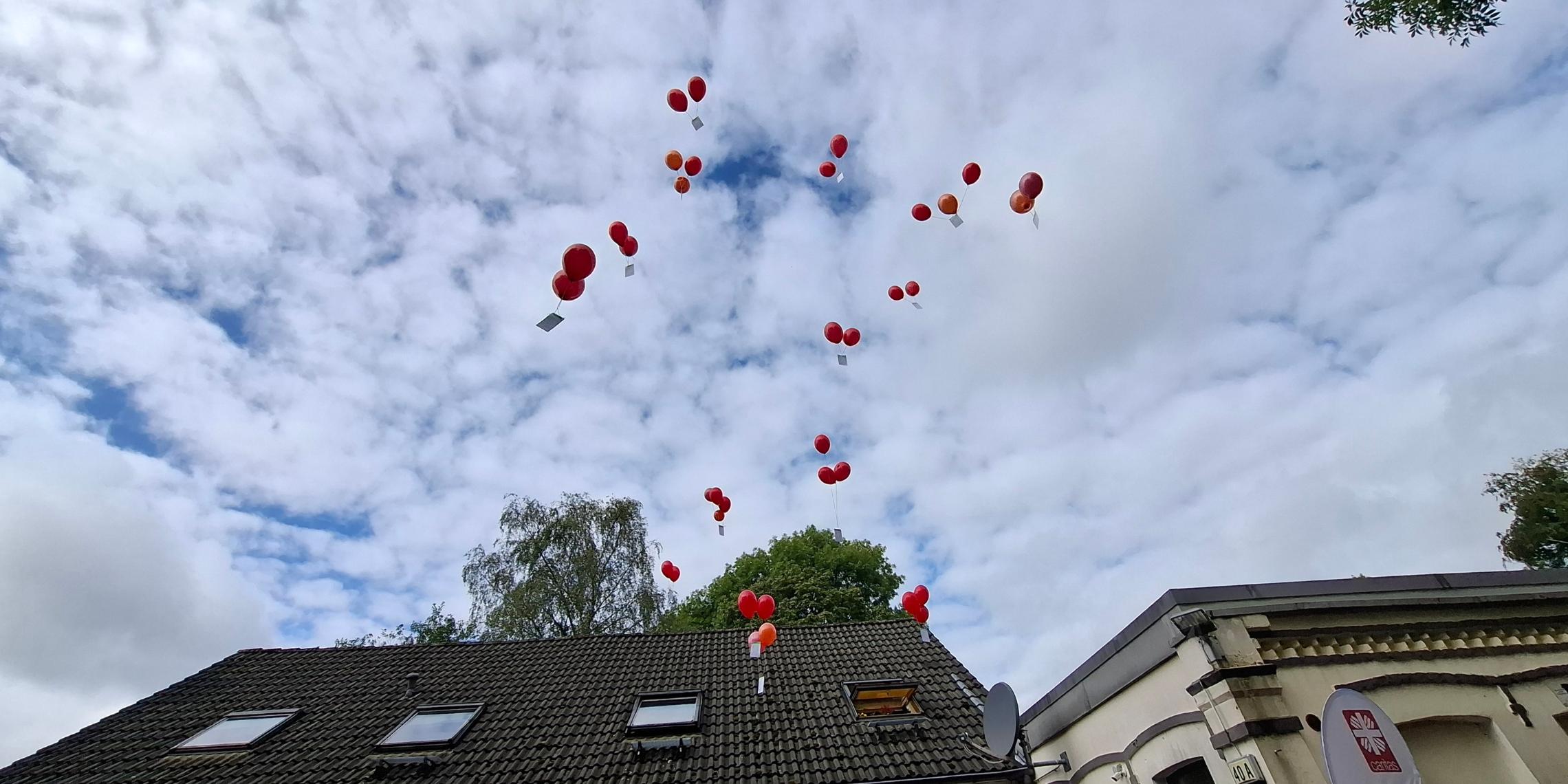 Luftballons steigen in den Himmel, Hoffest Remscheid WOhnungsnotfallhilfen