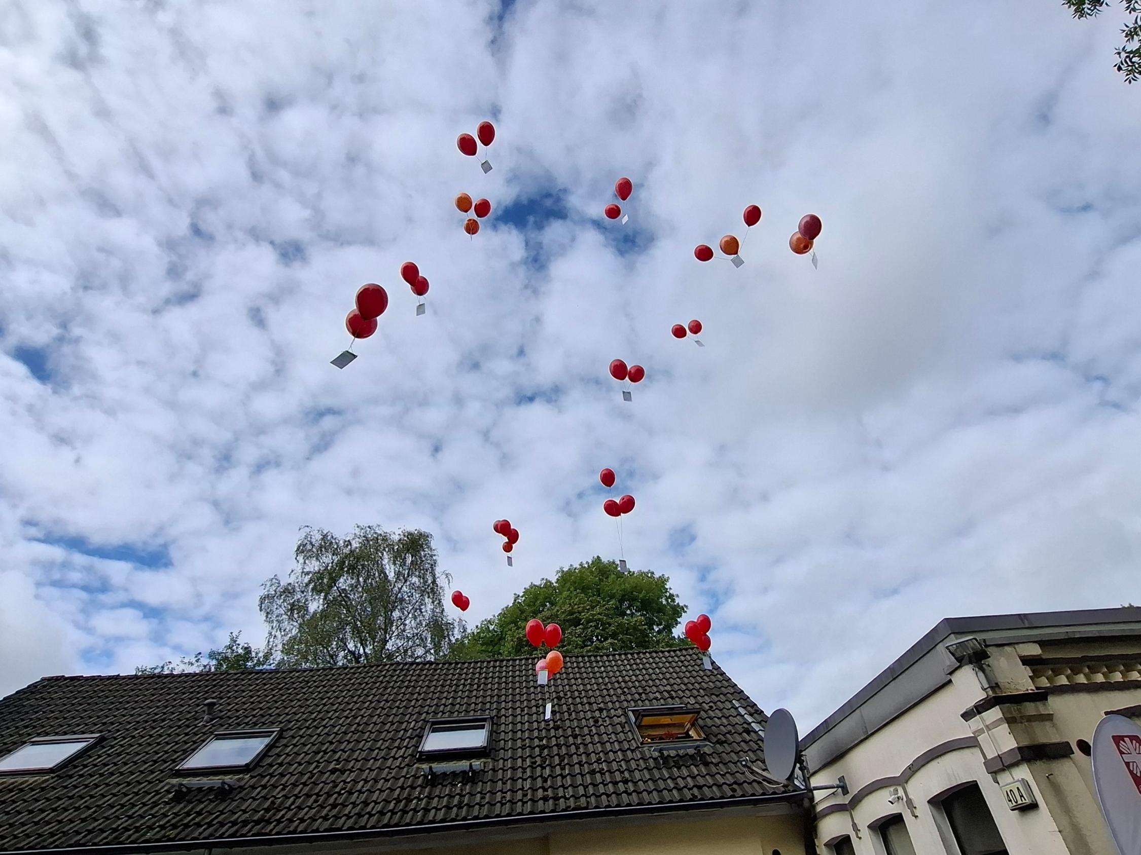 Luftballons steigen in den Himmel, Hoffest Remscheid WOhnungsnotfallhilfen