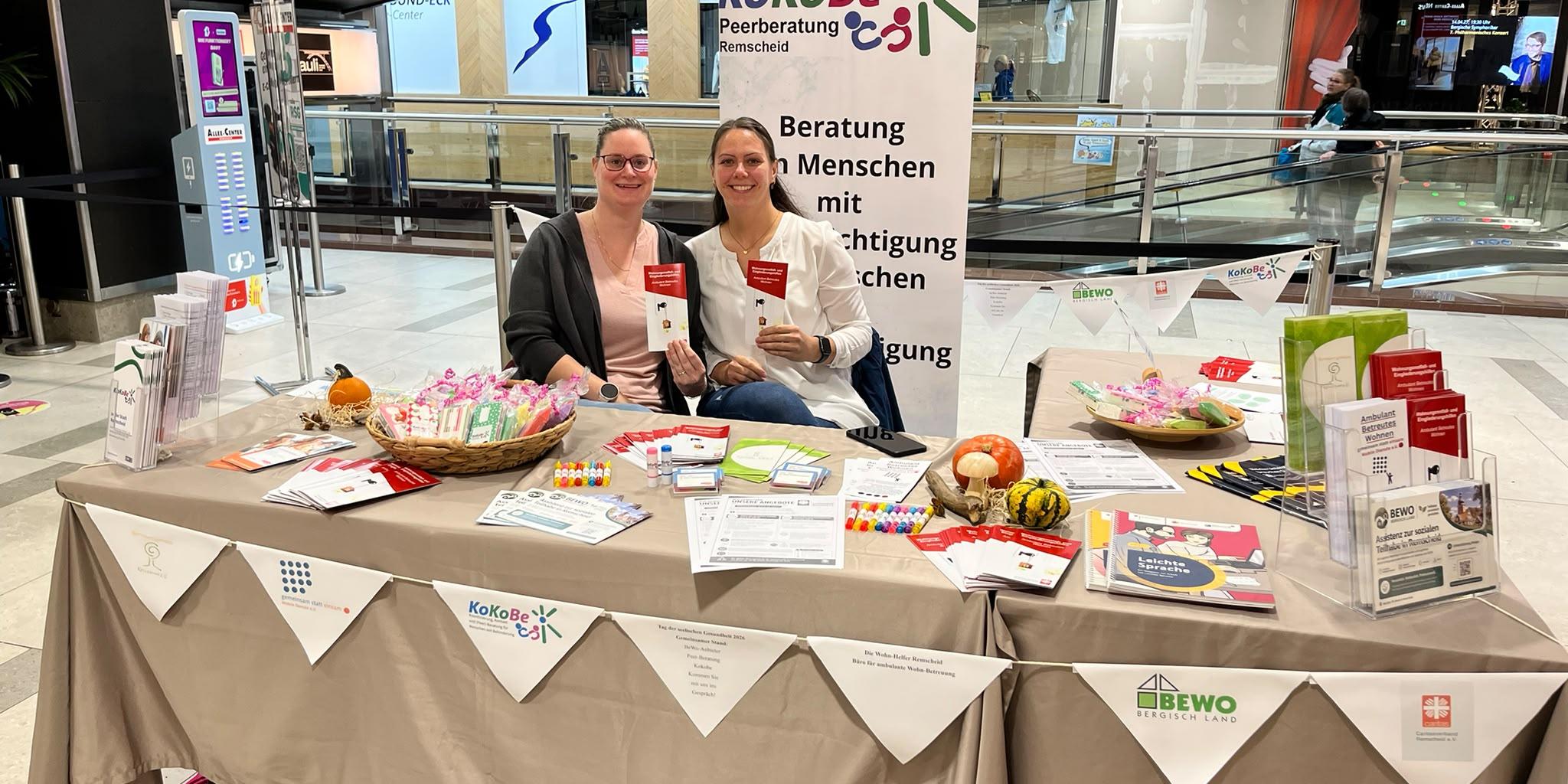 Tag der seelischen Gesundheit im Alleecener Remscheid. Mitarbeitende des ABW am Infostand.