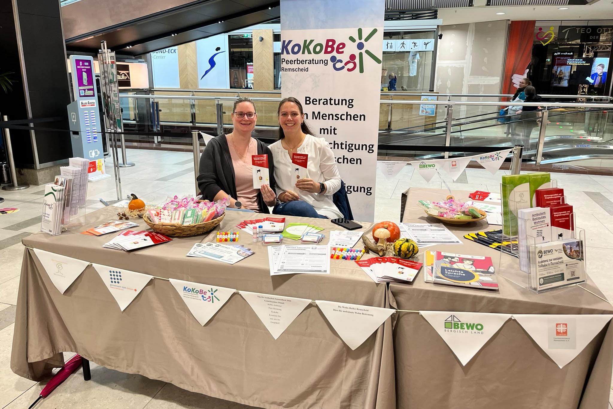 Tag der seelischen Gesundheit im Alleecener Remscheid. Mitarbeitende des ABW am Infostand.