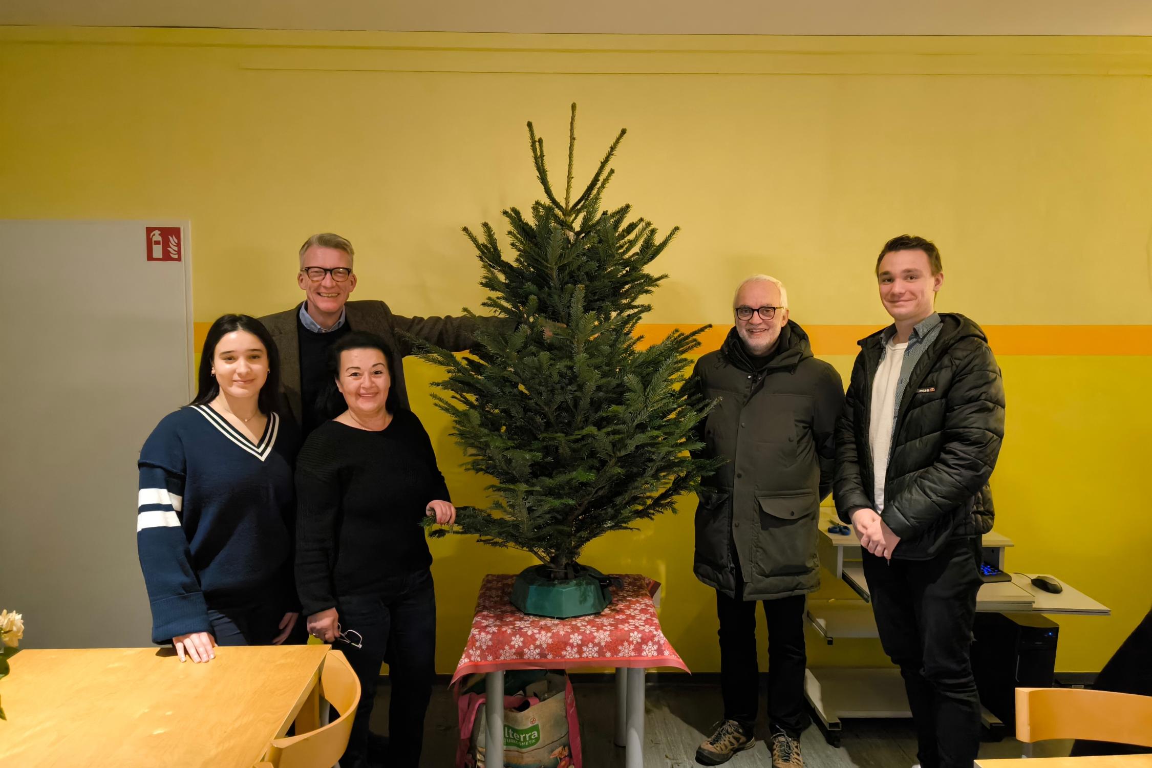 Die SPD spendet dem Tagescafé einen Tannenbaum