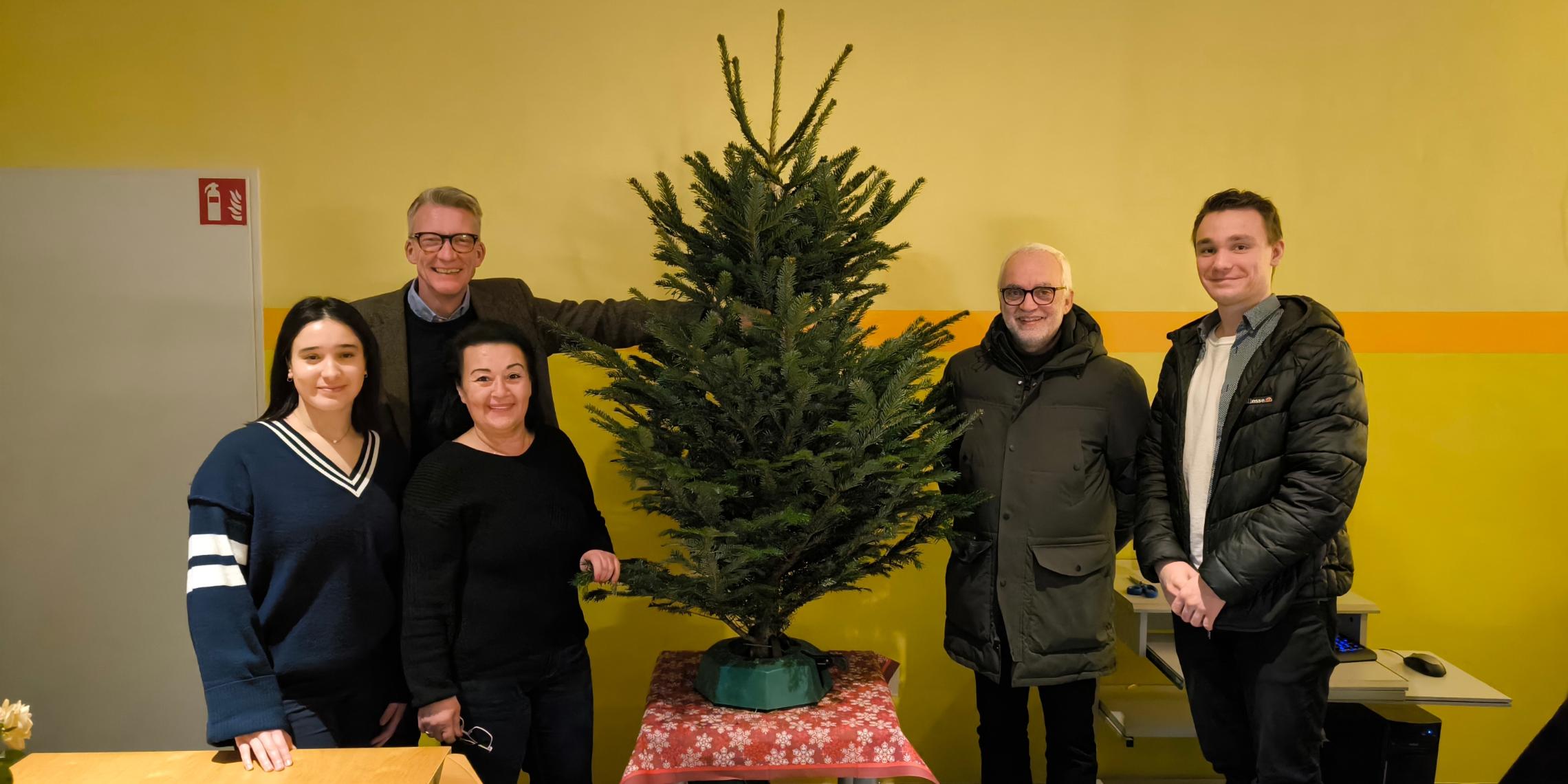 Die SPD spendet dem Tagescafé einen Tannenbaum